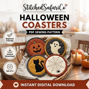 Może przedstawiać: Wzór krawiecki PDF na podstawki na Halloween o nazwie StitchedSafariCo. Zestaw czterech okrągłych, pikowanych podstawek zawiera aplikacje przedstawiające pomarańczową dynię, białego ducha, czarnego kota oraz pajęczynę z pająkiem.