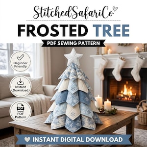 Può includere: Un albero decorativo in tessuto con una stella trapuntata in cima, caratterizzato da pannelli sovrapposti blu e bianchi con motivi a fiocchi di neve e floreali. Il testo riporta StitchedSafariCo, FROSTED TREE, PDF SEWING PATTERN, Beginner Friendly, Instant Download.