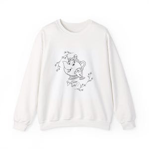 Puede incluir: Una sudadera blanca de manga larga con cuello redondo que presenta una ilustración de líneas negras de la Sra. Potts y Chip de La Bella y la Bestia. Debajo de los personajes, el texto dice Best mom ever con un pequeño corazón, rodeado de ramas.