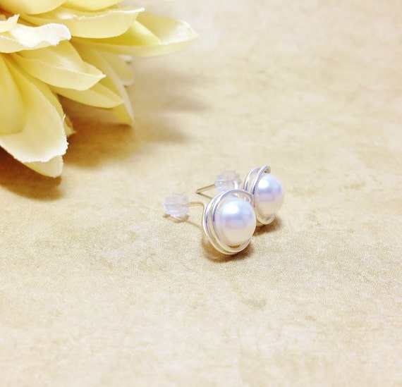 Orecchini a bottone con perle d'acqua dolce: perni in argento sterling avvolti in filo metallico - Italia