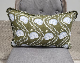 Könnte beinhalten: Ein rechteckiges Zierkissen mit olivgrünem Stoffbezug, verziert mit einem sich wiederholenden Muster aus hellblauen stilisierten Blumenmotiven und weißen, gepunkteten rankenartigen Wirbeln. Das Kissen hat eine Paspelierung und eine strukturierte Weboptik.