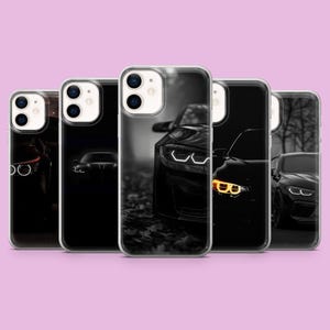 Op de afbeelding: Vijf doorzichtige smartphonehoesjes op een rij, elk met een unieke zwart-wit fotoprint van de voorkant van een sportwagen. De ontwerpen benadrukken verlichte koplampen, donkere silhouetten en gedetailleerde contouren van de carrosserie.