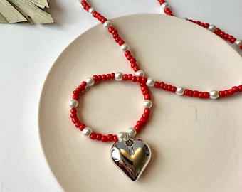 Halskette aus roten Rocailles mit silbernem Herzanhänger | Handgefertigter Statement-Schmuck