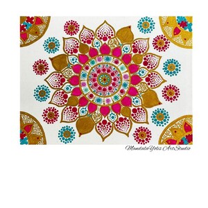 Puede incluir: Un lienzo blanco con un diseño de mandala circular central compuesto por intrincado arte de puntos en tonos vibrantes de magenta, verde azulado y oro metálico. El patrón incluye anillos concéntricos de puntos y formas de pétalos. El texto Mandala Yolis ArtStudio está impreso en la esquina inferior derecha.