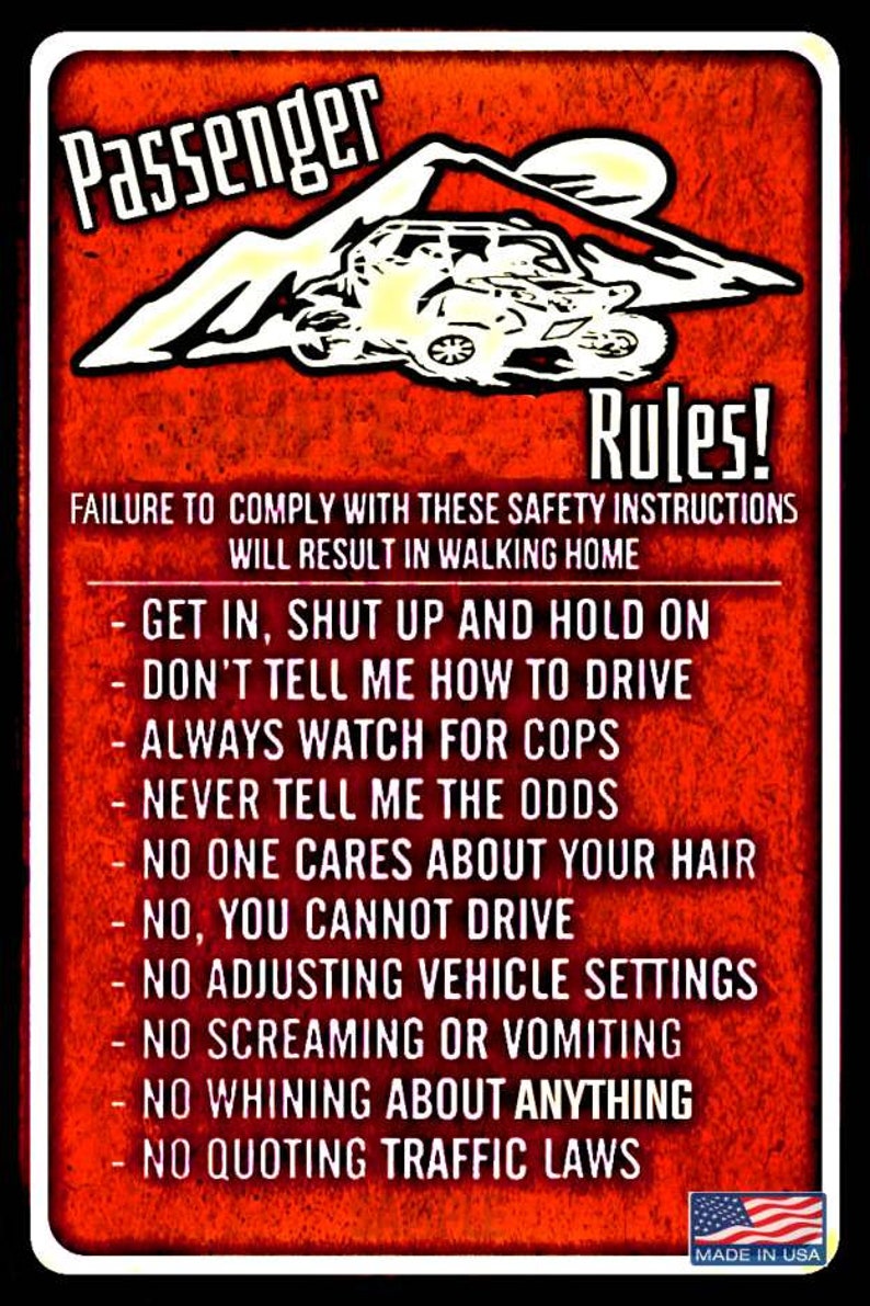Puede incluir: Cartel rojo con texto blanco y un gr&aacute;fico de un veh&iacute;culo y monta&ntilde;as. El cartel dice "&iexcl;Reglas del pasajero!" y enumera las reglas para los pasajeros, incluyendo "Sube, c&aacute;llate y ag&aacute;rrate". El cartel est&aacute; marcado "Made in USA".