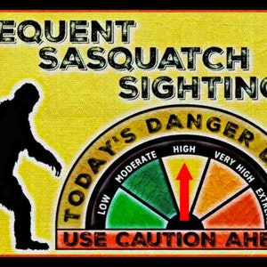 Sasquatch Grandes avistamientos de pies signo con dial ajustable hecho en EE.UU. 8 "x12" todo el tiempo metal rústico cabaña de troncos Lodge Campamento de senderismo ruta de senderismo