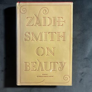 Sobre la belleza, de Zadie Smith. Primera edición, segunda impresión. Tapa dura. Muy buen estado. imagen 1