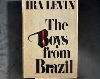 Könnte beinhalten: Ein gebundenes Buch mit dem Titel The Boys from Brazil von Ira Levin. Der Einband ist hellbeige mit fettgedrucktem schwarzem Text. Der Buchstabe B im Wort Boys ist schwarz stilisiert mit einem kleinen roten Akzent, der ein winziges schwarzes Hakenkreuz enthält.