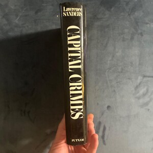 Capital Crimes autorstwa Lawrence'a Sandersa Pierwsze wydanie Pierwsze wydanie Prawie dobry/bardzo dobry Twarda oprawa zdjęcie 7