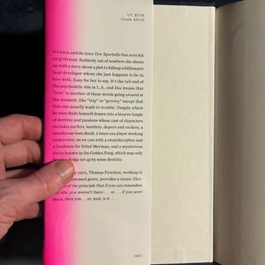 Vicio inherente de Thomas Pynchon, 2009, primera edición, primera impresión, tapa dura, en excelente estado. imagen 2