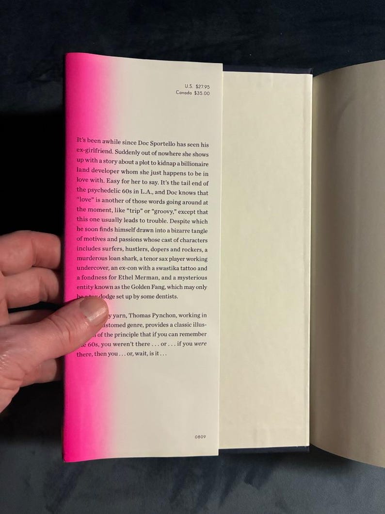 Vicio inherente de Thomas Pynchon, 2009, primera edición, primera impresión, tapa dura, en excelente estado. imagen 2