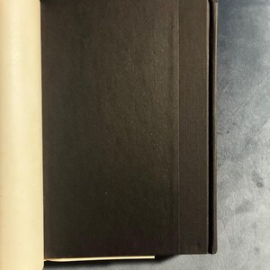 El cráneo bajo la piel de P. D. James. Primera edición, primera impresión. Casi perfecto/Muy buen estado. Tapa dura. imagen 10