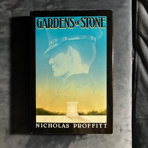 Gardens of Stone van Nicholas Proffitt, 1983, eerste editie, eerste druk. Zo goed als nieuw/zeer goed. afbeelding 1