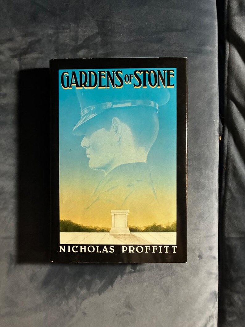 Gardens of Stone van Nicholas Proffitt, 1983, eerste editie, eerste druk. Zo goed als nieuw/zeer goed. afbeelding 1