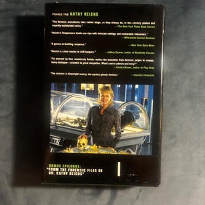 Spider Bones de Kathy Reichs. Primera edición, primera impresión. Excelente estado/Muy buen estado. imagen 2
