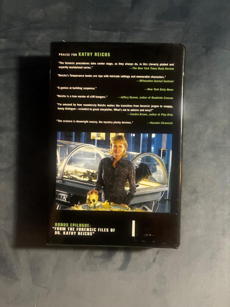 Spider Bones de Kathy Reichs. Primera edición, primera impresión. Excelente estado/Muy buen estado. imagen 2