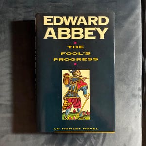 The Fool's Progress di Edward Abbey 1988 Prima edizione Prima stampa Quasi perfetto/Quasi perfetto immagine 1