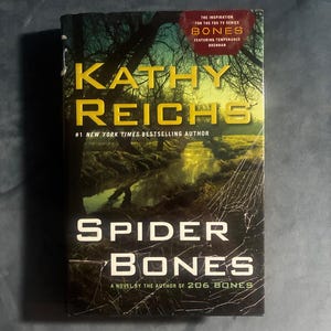 Spider Bones de Kathy Reichs. Primera edición, primera impresión. Excelente estado/Muy buen estado. imagen 1