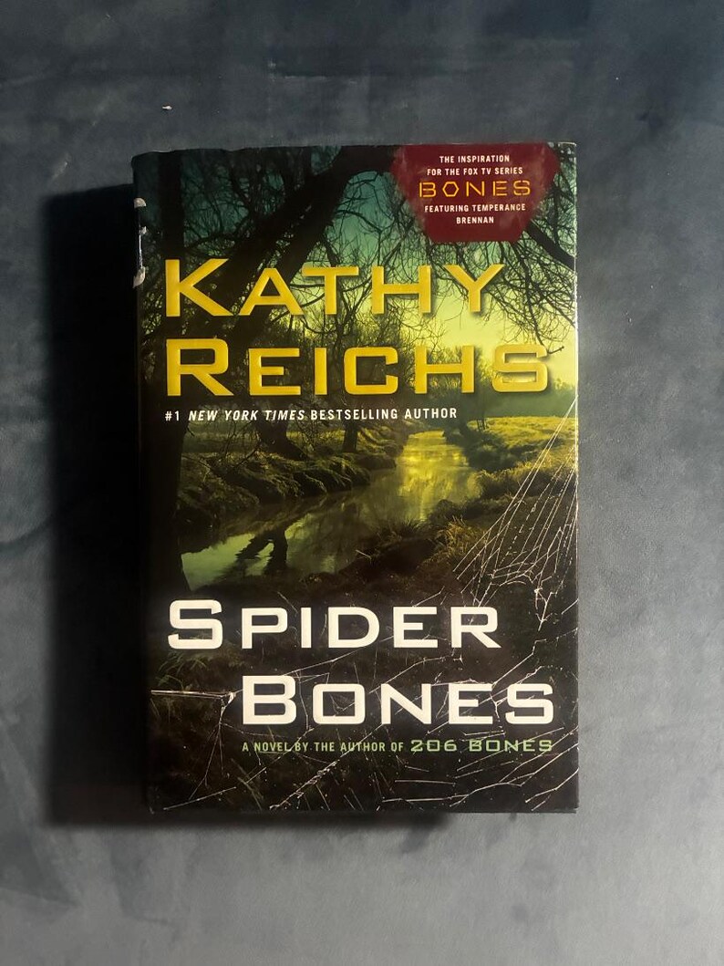 Spider Bones de Kathy Reichs. Primera edición, primera impresión. Excelente estado/Muy buen estado. imagen 1