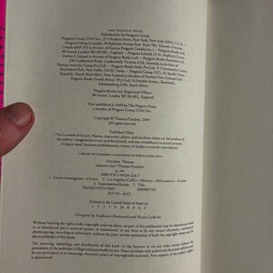 Vicio inherente de Thomas Pynchon, 2009, primera edición, primera impresión, tapa dura, en excelente estado. imagen 3