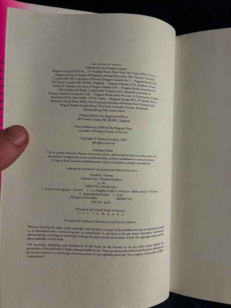 Vicio inherente de Thomas Pynchon, 2009, primera edición, primera impresión, tapa dura, en excelente estado. imagen 3