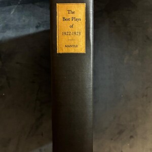 De bästa pjäserna från 1922-23 och årsboken för dramat i Amerika av Burns Mantle (redaktör) bild 2