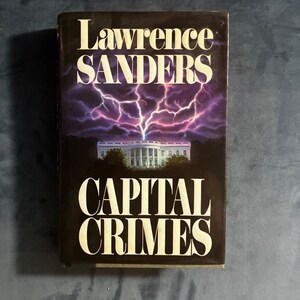 Capital Crimes autorstwa Lawrence'a Sandersa Pierwsze wydanie Pierwsze wydanie Prawie dobry/bardzo dobry Twarda oprawa zdjęcie 1
