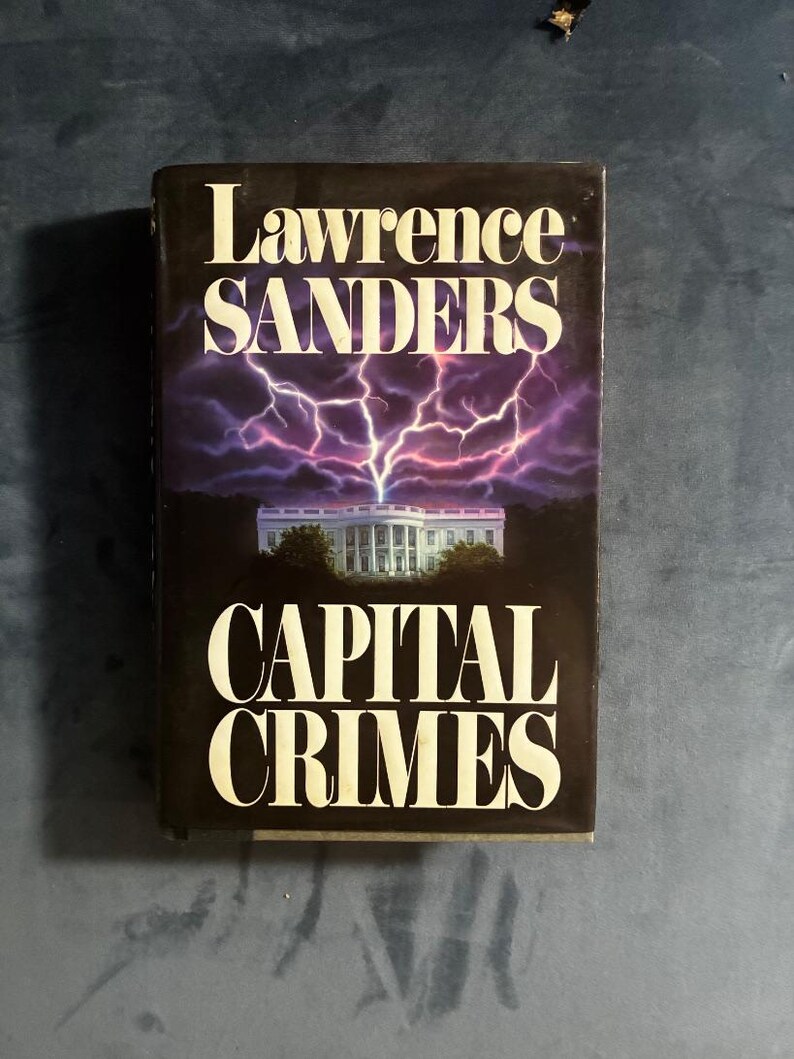 Capital Crimes autorstwa Lawrence'a Sandersa Pierwsze wydanie Pierwsze wydanie Prawie dobry/bardzo dobry Twarda oprawa zdjęcie 1