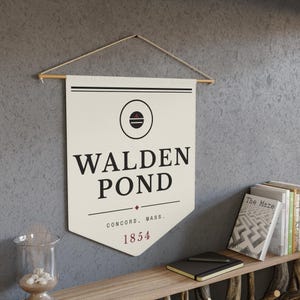 Stendardo letterario di Walden Pond / Stendardo da parete di Concord, Massachusetts / Decorazione per amanti dei libri ispirata a Thoreau immagine 6