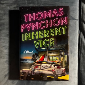 Vicio inherente de Thomas Pynchon, 2009, primera edición, primera impresión, tapa dura, en excelente estado. imagen 1