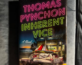 Vicio inherente de Thomas Pynchon, 2009, primera edición, primera impresión, tapa dura, en excelente estado.
