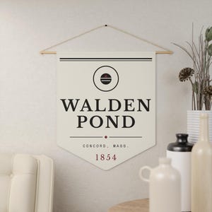 Stendardo letterario di Walden Pond / Stendardo da parete di Concord, Massachusetts / Decorazione per amanti dei libri ispirata a Thoreau immagine 2