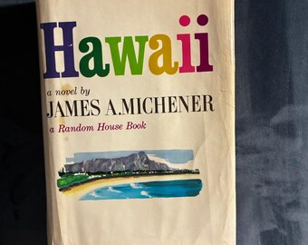 Könnte beinhalten: Ein gebundenes Buch mit dem Titel Hawaii, ein Roman von James A. Michener, ein Random House Buch. Das Cover zeigt das Wort Hawaii in bunten Buchstaben über einer Landschaftsillustration mit einem Gebirgszug, einem Sandstrand und blauen Wellen.