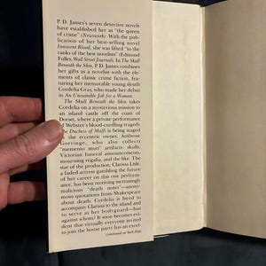 El cráneo bajo la piel de P. D. James. Primera edición, primera impresión. Casi perfecto/Muy buen estado. Tapa dura. imagen 2