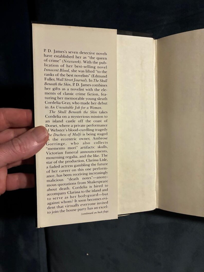 El cráneo bajo la piel de P. D. James. Primera edición, primera impresión. Casi perfecto/Muy buen estado. Tapa dura. imagen 2