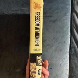 Libertad a medianoche de Larry Collins y Dominique Lapierre, 1975. Primera edición, primera impresión. En muy buen estado. Tapa dura. imagen 9