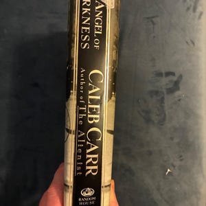 El ángel de la oscuridad de Caleb Carr. Primera edición. Primera impresión. Casi perfecto/Muy buen estado. imagen 9