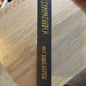 Der Sympathisant von Viet Thanh Nguyen, Erstausgabe, erster Druck, nahezu neuwertig, Hardcover. Bild 8