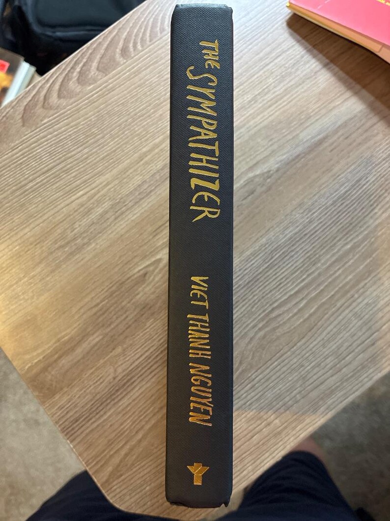 Der Sympathisant von Viet Thanh Nguyen, Erstausgabe, erster Druck, nahezu neuwertig, Hardcover. Bild 8