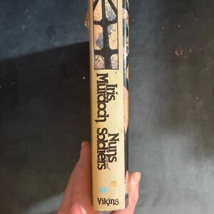 Suore e soldati di Iris Murdoch, 1981, Prima edizione, Prima stampa, Ottime condizioni. immagine 6