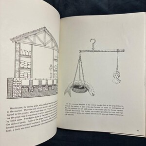City: A Story of Roman Planning and Construction by David Macaulay 1974 First Edition Third Printing Very Good/Very Good image 3