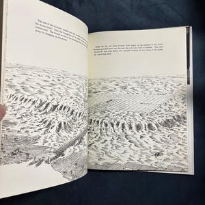 Pyramid by David Macaulay 1975 First Edition Second Printing Very Good/Very Good image 5