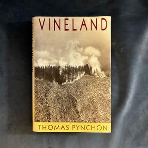 Vineland van Thomas Pynchon, 1990, eerste editie, eerste druk, in uitstekende/bijna perfecte staat, hardcover. afbeelding 1