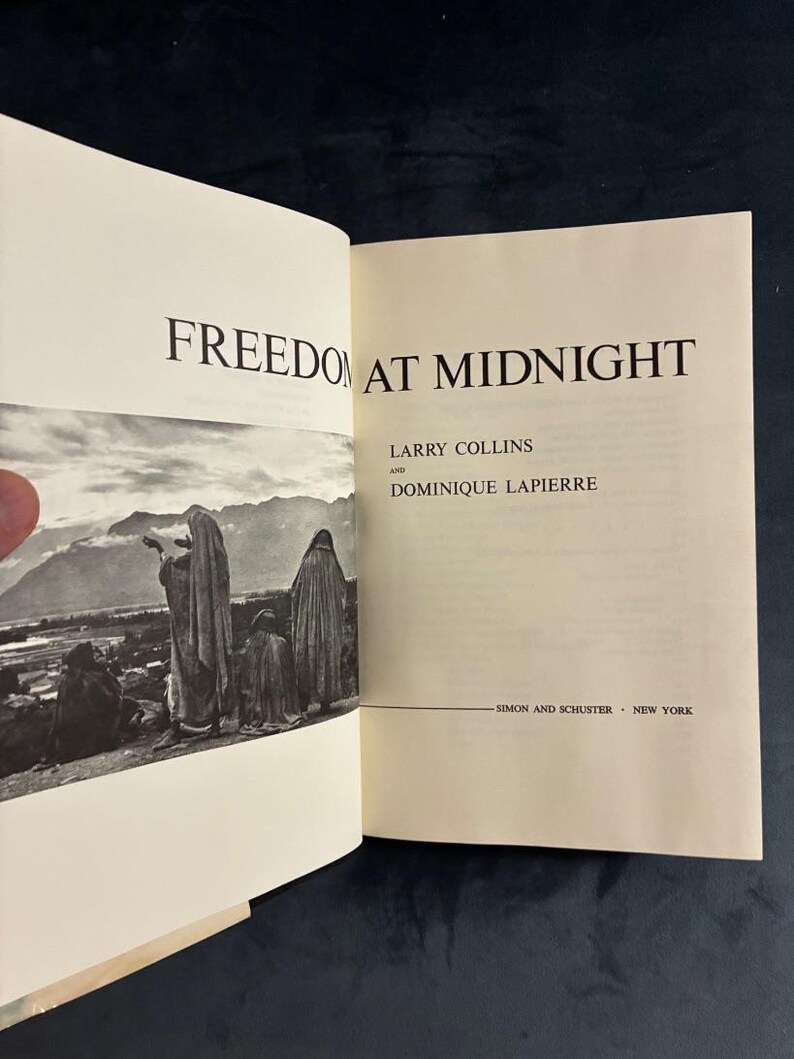 Libertad a medianoche de Larry Collins y Dominique Lapierre, 1975. Primera edición, primera impresión. En muy buen estado. Tapa dura. imagen 3