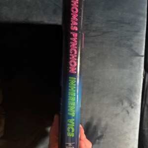Vicio inherente de Thomas Pynchon, 2009, primera edición, primera impresión, tapa dura, en excelente estado. imagen 7