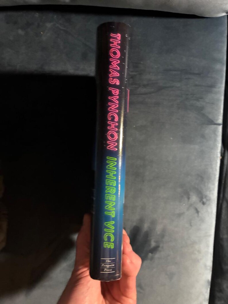 Vicio inherente de Thomas Pynchon, 2009, primera edición, primera impresión, tapa dura, en excelente estado. imagen 7