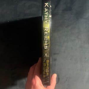 Spider Bones de Kathy Reichs. Primera edición, primera impresión. Excelente estado/Muy buen estado. imagen 6