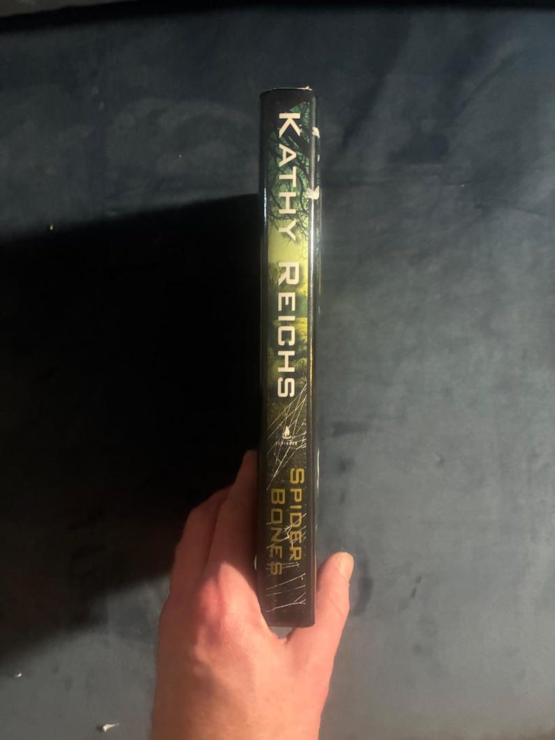 Spider Bones de Kathy Reichs. Primera edición, primera impresión. Excelente estado/Muy buen estado. imagen 6