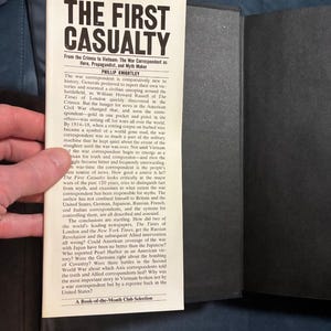 La primera víctima de Phillip Knightley, 1975, primera edición, segunda impresión, casi perfecto/muy bueno. imagen 2
