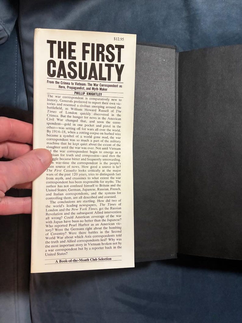 La primera víctima de Phillip Knightley, 1975, primera edición, segunda impresión, casi perfecto/muy bueno. imagen 2